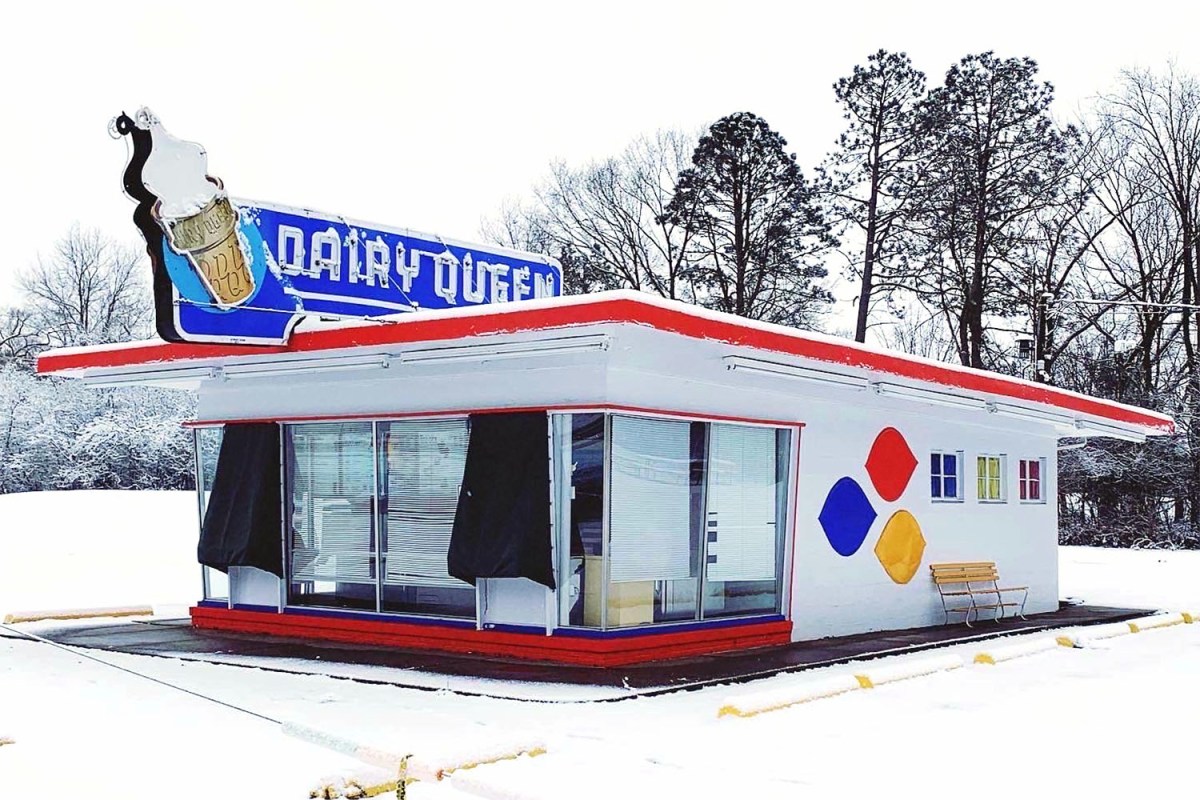 Photograph of a Dairy Queen chain fast food restaurant