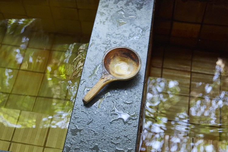 Hot water bath with spa spoon on shelf