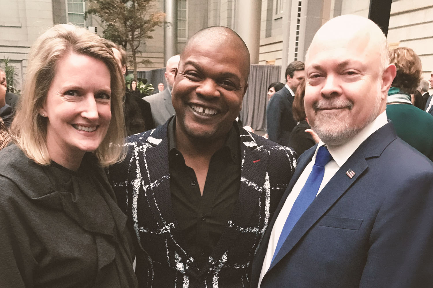 Julie Roberts, Kehinde Wiley and Bennett Roberts at the President Barack Obama portrait unveiling, National Portrait Gallery, Washington D.C., 2018