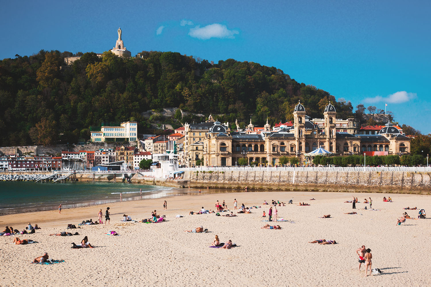 A crowd of people sitting on a beach.