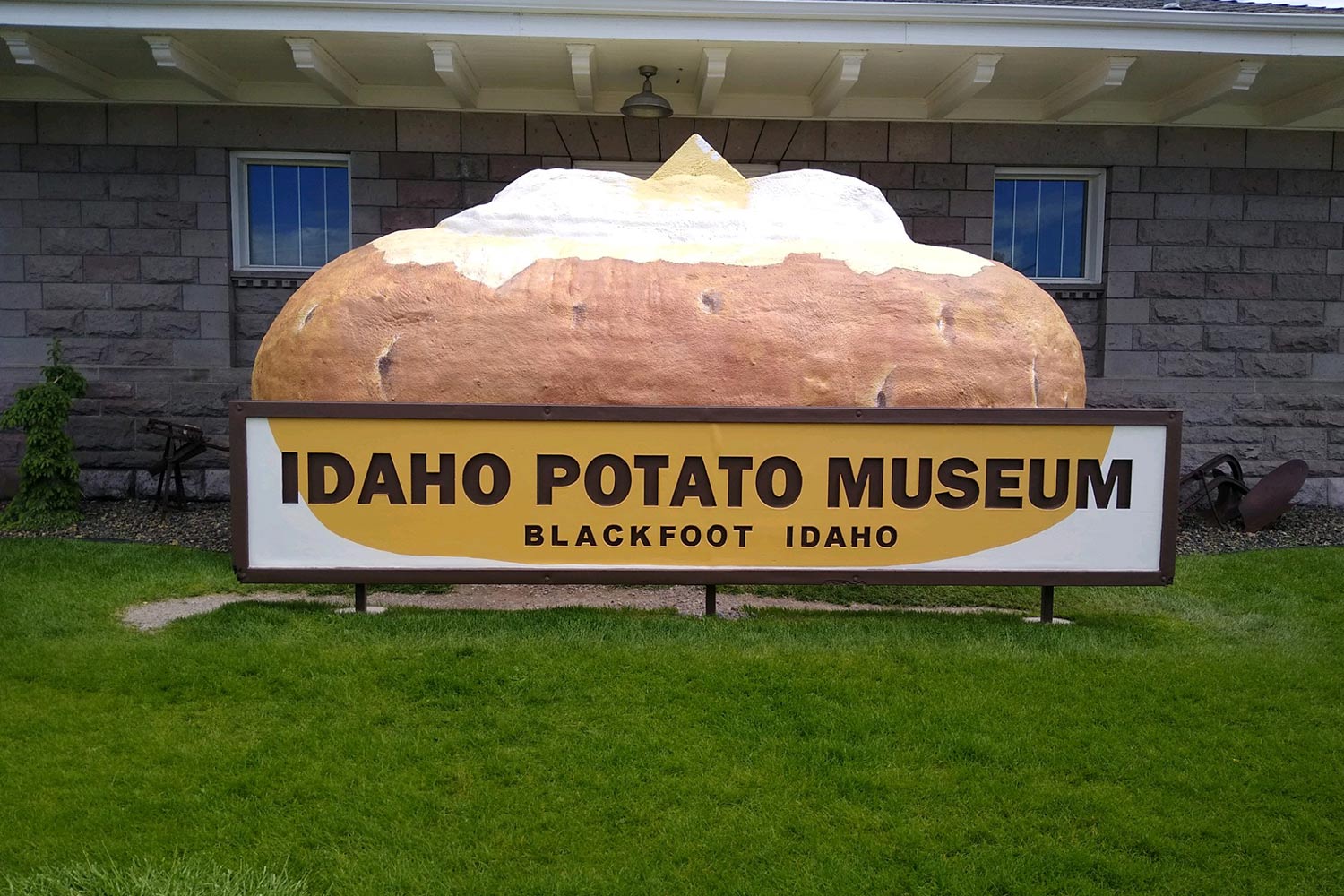 Giant sculpture of baked potato behind the museum sign